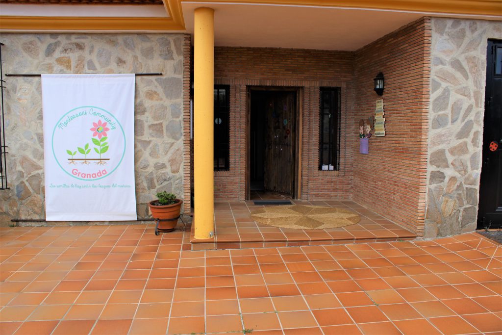 Entrada de Montessori Community Granada en Otura