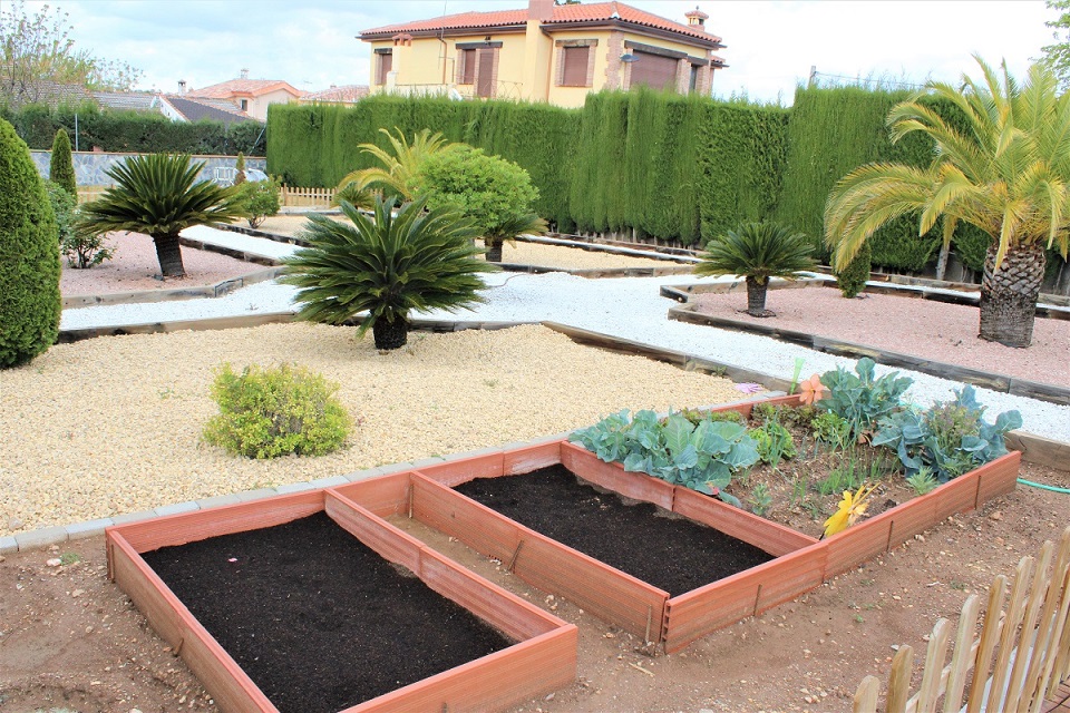 Jardín y huerto de Montessori Community Granada
